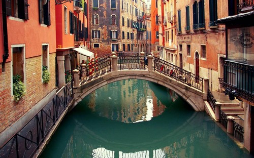 Venice (Ý): Thành phố nổi tiếng này luôn ồn ào và đông đúc bởi thu hút hơn 60.000 khách mỗi ngày. Có lẽ bởi số lượng khách quá đông mà dẫn tới đồ ăn và thức uống ở đây khá đắt đỏ.