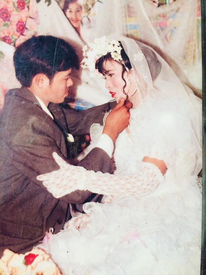 Cặp dâu rể này trông rất tình tứ trong thước ảnh ghi lại.