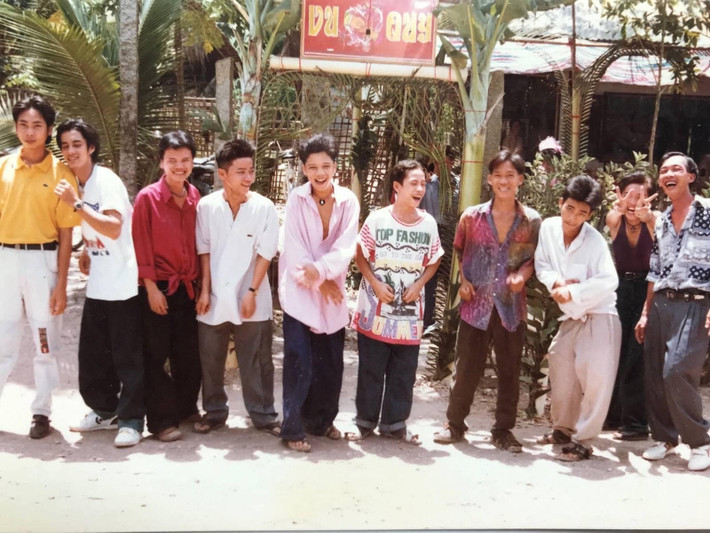 Đây chắc là đội hình đi ăn cưới ngày đấy.