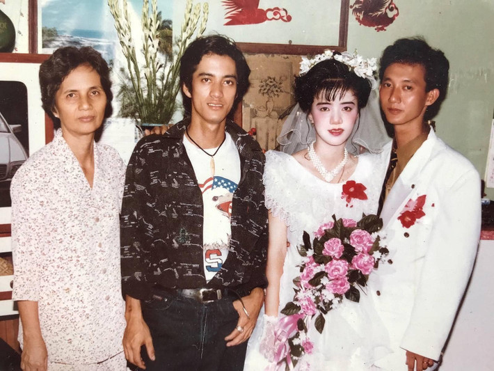 Cưới nhau năm 1995 nhưng đã theo kịp xu thế bó hoa bé gọn xinh xinh của thời đại bây giờ chứ chẳng ôm bó hoa to dài là mốt những thập niên trước.