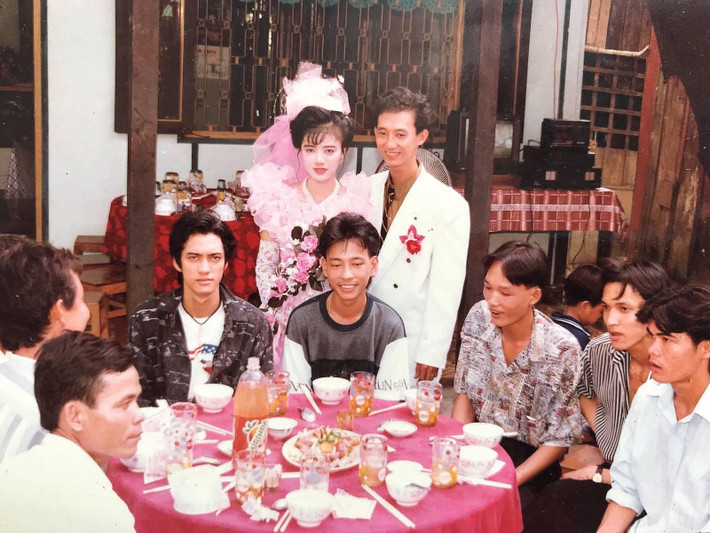 "Khách ăn mặc thế này thì cũng phải thuộc vào hàng dân chơi đấy", "đám cưới khét đấy không đùa đâu" - Netizen thích thú khi nhìn thấy loạt ảnh này.