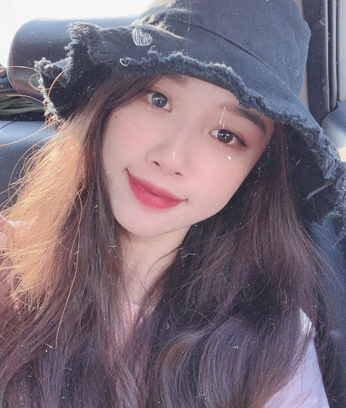Trong màn đáp trả, bạn gái Văn Toàn cho rằng việc không biết xem đồng hồ kim không liên quan gì tới trình độ học vấn. Hơn nữa không phải là cô bạn không biết xem, mà chỉ là suy tính hơi chậm do ít sử dụng đồng hồ kim mà thôi.