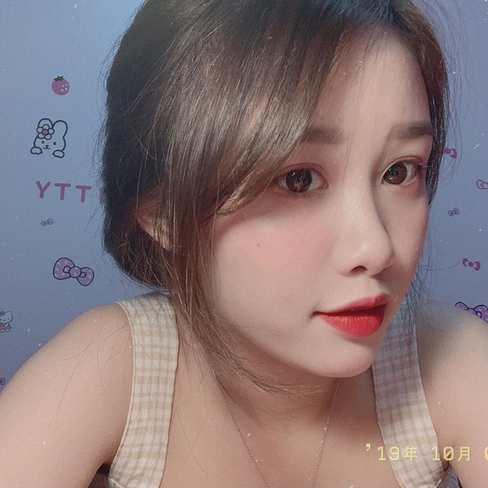 Bên cạnh đó, hot girl cũng khẳng định công việc hiện tại cô có được hoàn toàn là do nỗ lực của bản thân chứ không hề nhờ cậy tới sự giúp đỡ của mẹ.