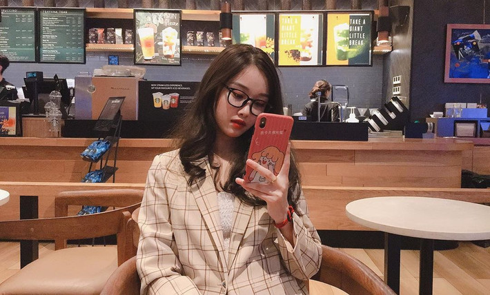 Bạn gái Văn Toàn, Nguyễn Trang Nhung (Nhung Bum) đã tốt nghiệp khoa Tài chính ngân hàng của một trường đại học tại Hà Nội và hiện đang làm việc ở một ngân hàng khá có tiếng.
