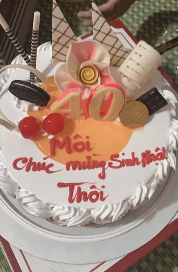 Cụ thể, khách hàng đặt một chiếc bánh kem sinh nhật ghi dòng chữ "Chúc mừng sinh nhật" nhưng do hiểu lầm ý nên chủ quán ghi nguyên "Môi chúc mừng sinh nhật Thôi" khiến ai nhìn cũng chào thua.
