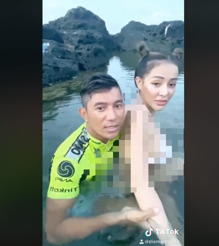 Mới đây, một video ghi lại hình ảnh trên sóng livestream của Lương Bằng Quang và Ngân 98 được chia sẻ chóng mặt trên mạng xã hội. Nội dung đoạn video không có gì đặc sắc cho đến khi hot girl Bình Định "quen tay" có hành động cực tế nhị với người yêu.