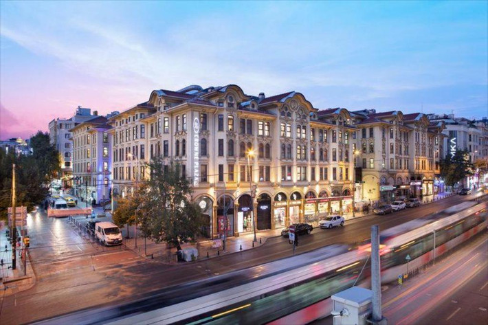 Istanbul là một điểm đến không thể bỏ lỡ khi có dịp đi du lịch Thổ Nhĩ Kỳ, nơi đây từng là kinh đô của Đế quốc La Mã, Đế quốc Byzantine và Đế quốc Ottoman. Một số điểm đến hút khách tại đây mà du khách không nên bỏ lỡ như: Chợ Grand Bazaar, Bảo tàng Hagia Sophia, Công viên Blue Mosque, Quảng trường Taksim, công trình dưới lòng đất Basilica Cistern,...