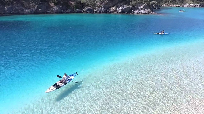 Bãi biển xanh mướt Blue Lagoon trong suốt nhìn xuống tận dưới đáy. Đây thật sự là một kỳ quan thiên nhiên sở hữu vẻ đẹp khó cưỡng.