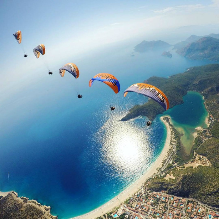 Thị trấn Ölüdeniz sở hữu bãi biển nổi tiếng nhất Thổ Nhĩ Kỳ. Khung cảnh nơi đây thật sự hùng vĩ với sự kết hợp giữa màu lam của nước biển và xanh tốt.