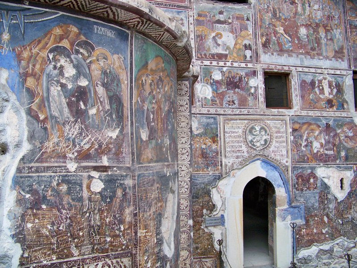 Tu viện Sumela (Tu viện Đức Trinh nữ Maria) là điểm du lịch đặc biệt nếu như du khách có dịp tới Bờ biển Đen. Tu viện bỏ hoang này sở hữu vẻ đẹp huyền bí với những bức bích họa rực rỡ sắc màu.