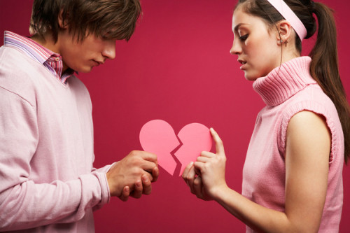 Bạn điên cuồng với ý tưởng muốn quay lại dù trước đó bạn căm ghét người đó. Nhưng đừng quá lo lắng, bạn sẽ từ từ thoát giai đoạn này thôi vì bản thân bạn biết rằng quay lại cũng sẽ chẳng đưa bạn tới đâu.