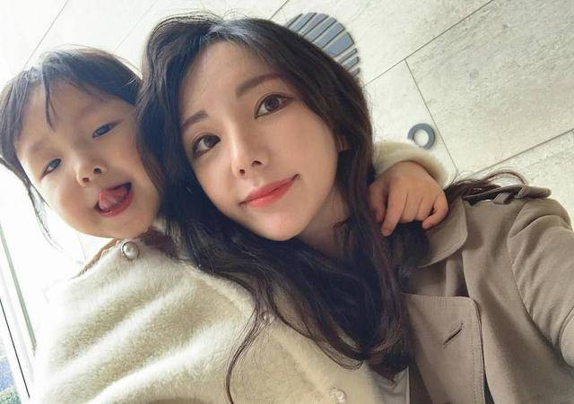 Câu chuyện của cô nàng Jiwon cũng được nhiều đài truyền hình lớn của Hàn Quốc như SBS, KBS, MBC chia sẻ rộng rãi.