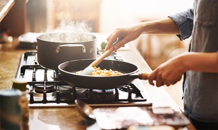 Vì kỳ lễ dài, thời gian rảnh nhiều nên các bạn gái hay trai đều có thể vào bếp trổ tài nấu nướng cho gia đình thưởng thức hay chỉ đơn giản là học làm một món ăn mới.