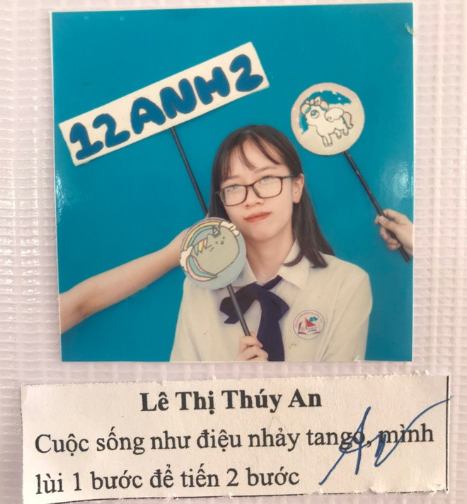 "Lớp mình luôn đoàn kết giúp đỡ nhau nhưng cũng có nhiều khi cãi vã. Đáng nhớ nhất là khi bắt đầu thực hiện dự án tri ân này, vừa áp lực vừa có mâu thuẫn nhưng đến khi nhận lại thành quả là sự ủng hộ của mọi người và dân mạng thì bọn mình ai cũng thấy mãn nguyện", Quỳnh Trang chia sẻ.