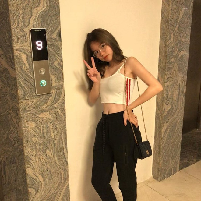 Bên dưới bài viết, nhiều người đã tỏ ra vô cùng bất ngờ trước nhan sắc thật của hot girl Nha Trang: "Thật hả? Trông giống đấy nhưng nhìn ảnh gầy lắm mà?", "Thua xa Nhật Lê về cả ngoại hình lẫn khuôn mặt".