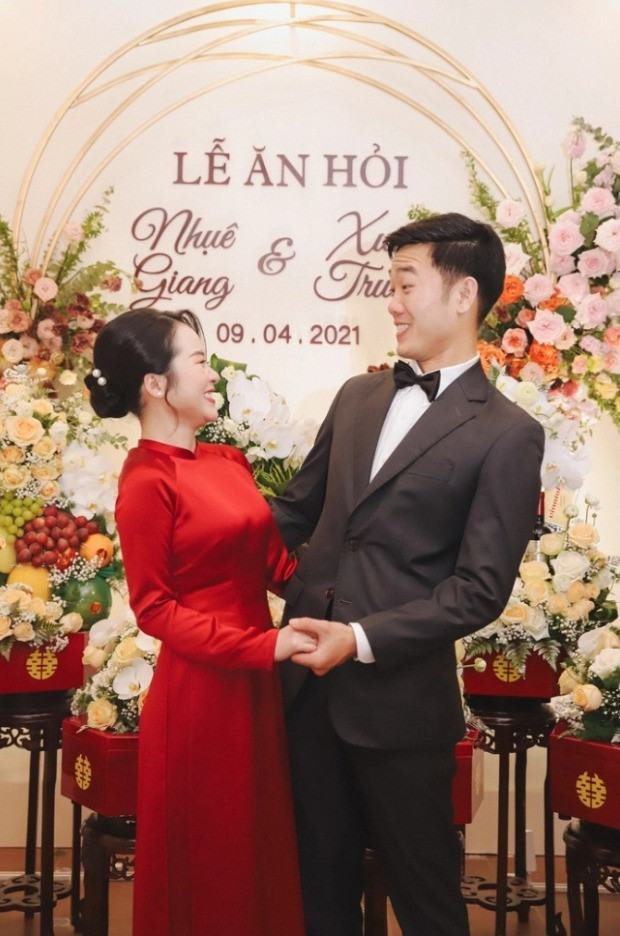 Tháng 4/2021, tiền vệ Lương Xuân Trường và vợ là Nhuệ Giang tổ chức lễ ăn hỏi, cả 2 chính thức về chung 1 nhà. Fan của nam cầu thủ mong ngóng 1 đám cưới hoành tráng sẽ diễn ra, nhưng từ đó đến nay, Xuân Trường vẫn không hé lộ gì về 1 đám cưới chính thức.