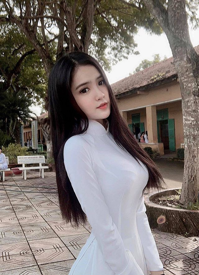 Bức ảnh 10X Đồng Tháp xinh đẹp Đoan Nghi trong tà áo dài trắng được nhiều dân mạng nhận xét khiến người nhìn khó rời mắt bởi vẻ gợi cảm và cuốn hút.