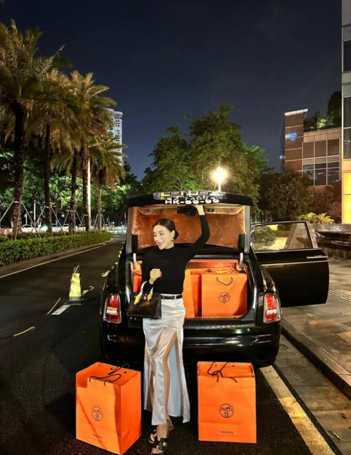 Cô nàng cũng sở hữu dàn hậu cung đắt đỏ với một loạt những chiếc túi hiệu xa xỉ.