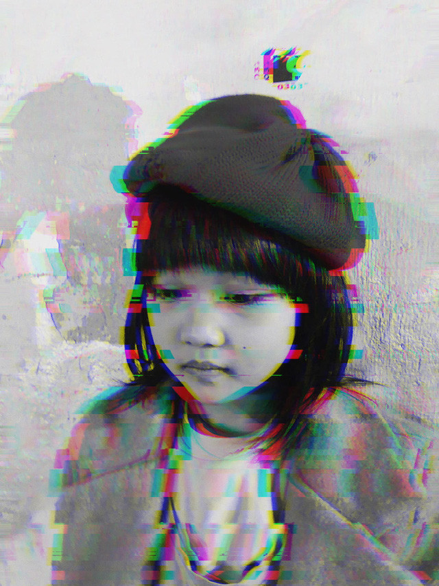 "Cháu được đi học là nhờ trung tâm xã hội lo tiền học phí, chứ tôi không có tiền. Đến giờ cháu vẫn thích làm mẫu, thích đi học thời trang lắm", chị Thanh tâm sự. - Ảnh: ST.