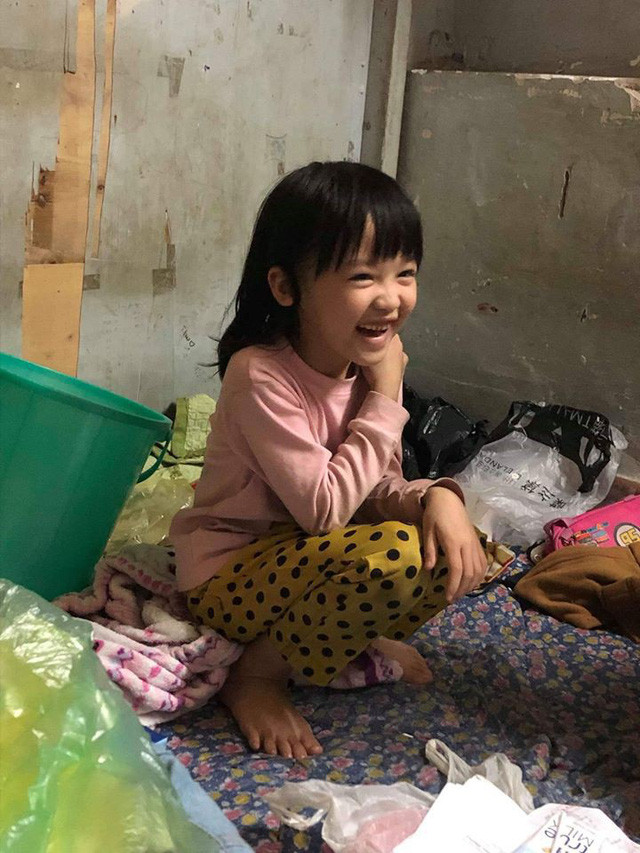 Hiện cháu bé đã được đi học ở trường Tô Hoàng gần nhà, các cô nhận xét Hoàng Anh là 1 bé gái học cũng được và rất ngoan.