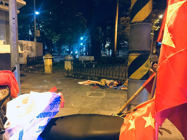Sau chiến thắng của đội tuyển Việt Nam trước đội tuyển Malaysia, đông đảo người hâm mộ cùng nhau hò reo đổ xuống phố để cùng nhau chia sẻ niềm vui. - Ảnh: Hồng Phú.