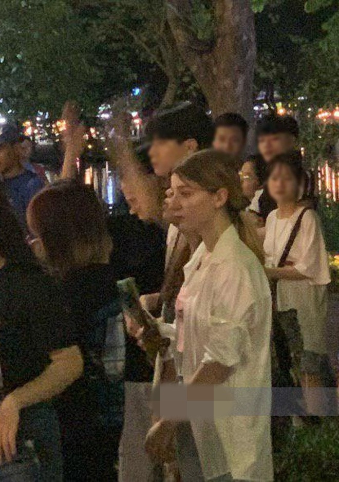 Hot girl bỗng chốc trở thành tầm ngắm của các nhiếp ảnh gia qua đường và những hình ảnh này được lan truyền khắp nơi trên mạng xã hội. (Ảnh: Báo Tổ Quốc)