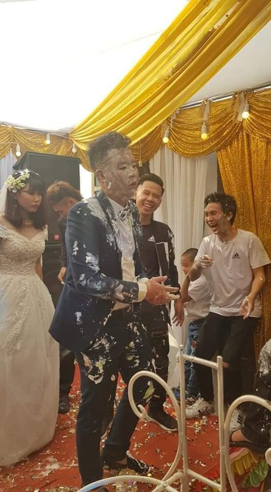 Mới đây, nhiều diễn đàn trên mạng xã hội cùng đăng tải chùm ảnh chú rể thất thần đứng trong đám cưới, trên mặt và người là đầy những bánh kem trông vô cùng đáng thương.