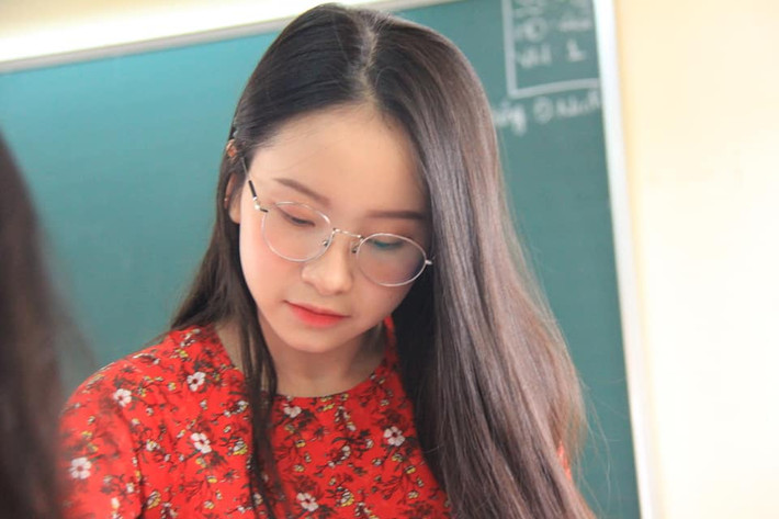 Sau thời gian ngắn truy tìm thông tin, cuối cùng cư dân mạng cũng đã tìm ra danh tính của cô giáo trẻ với gương mặt thiên thần.