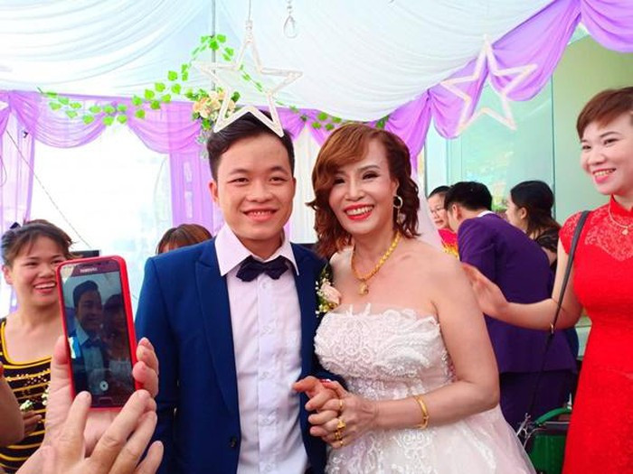 Chuyện tình vợ già - chồng trẻ của cặp đôi đến từ Cao Bằng là Thu Sao (62 tuổi) và Hoa Cương (26 tuổi) từng gây ầm ĩ trên mạng xã hội một thời gian dài. Sau khi nổi tiếng, cặp đôi này thường xuyên livestream, chia sẻ chuyện tình không khoảng cách trên mạng xã hội khiến ai nấy đều trầm trồ.