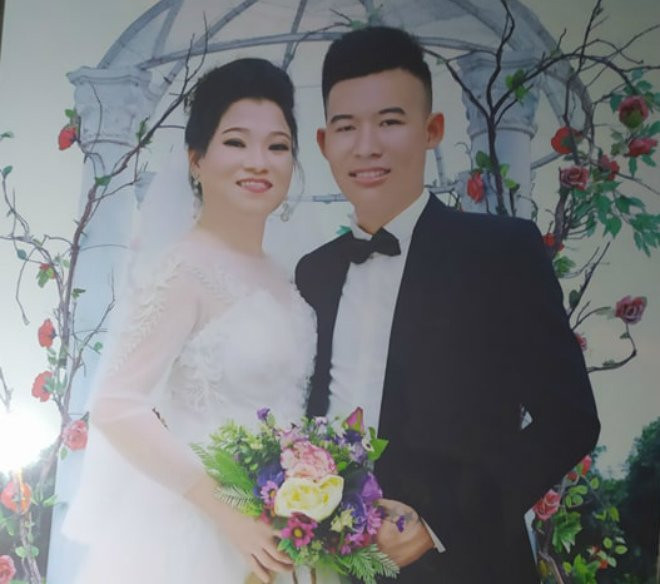 “Hồi đầu, tôi không có ấn tượng nhiều về Hoàn. Sau vài lần đi uống trà sữa, tôi thấy anh nói chuyện có duyên lại “mặn” nên cảm tình hơn. Dần dần, chúng tôi trở nên thân thiết, thường hẹn nhau đi cà phê tâm sự điều nhỏ nhặt trong cuộc sống. Chúng tôi yêu nhau lúc nào không hay" - Chị Hoàng Thị Ân cho biết.