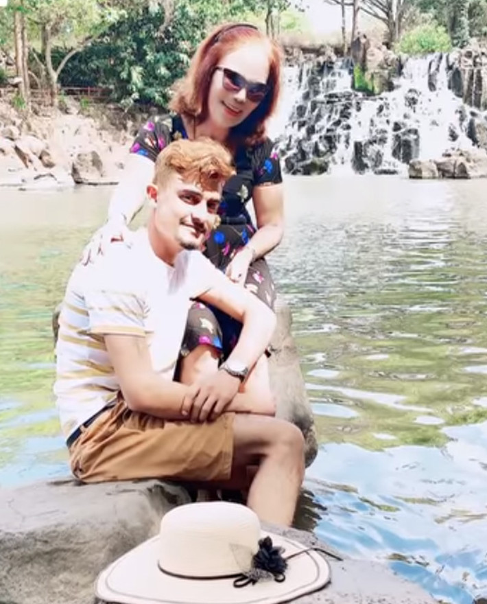 Dù chẳng có "vệ tinh" nào xung quanh người vợ già nhưng anh Aziz Ur Rehman (người Pakistan) vẫn có máu ghen tuông, không muốn cho vợ sửa soạn, mặc đồ quá đẹp nếu không phải đi đám cưới, ăn tiệc.