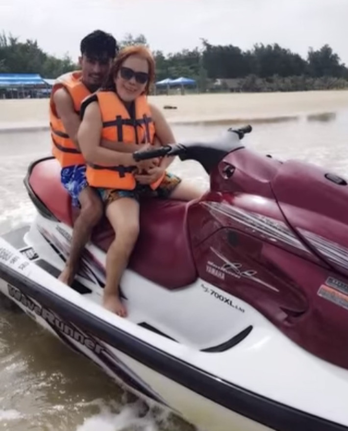 Bất chấp tuổi tác, ngôn ngữ và quốc tịch, cặp đôi cảm thấy hạnh phúc vì đã tìm thấy "nửa kia" hoàn hảo.