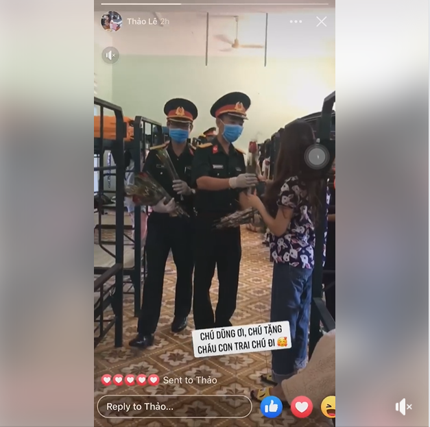 Một vài thành viên nữ tinh nghịch ở khu cách ly lại đề nghị được "tặng con trai chú đi".