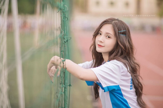 Nguyễn Hoàng Ngọc Huyền (sinh năm 1997, Hà Nội) là cử nhân ngành Tâm lý học, Đại học sư phạm Hà Nội. Vài năm trước, cô gây chú ý trong cộng đồng mạng nhờ bộ ảnh chụp với đồng phục thể dục. Sở hữu gương mặt dễ thương cùng nụ cười tỏa nắng, cô nhận được hàng chục nghìn lượt yêu thích và những lời khen ngợi về nhan sắc "kẹo ngọt". 9X còn được dân mạng ưu ái đặt biệt danh " hot girl đồng phục".