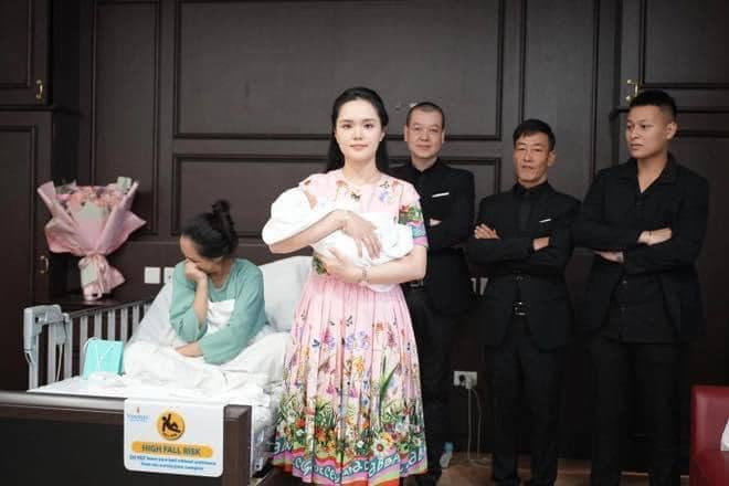 Lúc chụp ảnh chung, Quỳnh Anh và dàn vệ sĩ vẫn giữ nguyên mặt lạnh, còn chị gái Huyền Mi thì vẫn không nhịn nổi cười.