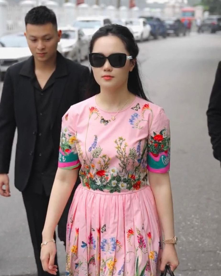 Tạo hình này của bà xã Duy Mạnh khiến gia đình cô bất ngờ. Mẹ của Quỳnh Anh vừa bế cháu gái mới sinh vừa ngước lên nhìn con gái thứ hai với biểu cảm đầy khó hiểu.