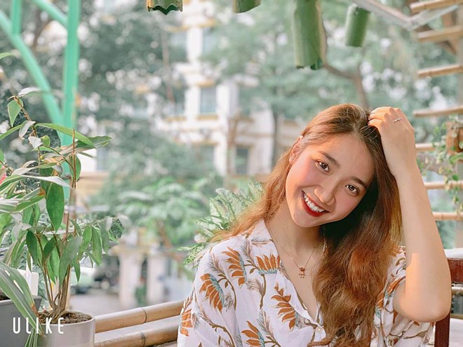 "Từ nhỏ bác mình đã đưa mình đi đến trường dạy học cùng bác, vì nhà không ai trông, bố mẹ mình thì bận và đi làm. Nên hình ảnh của bác cùng với phấn trắng, bảng đen đã theo mình suốt quãng thời thơ ấu" - Mai Phương cho biết.