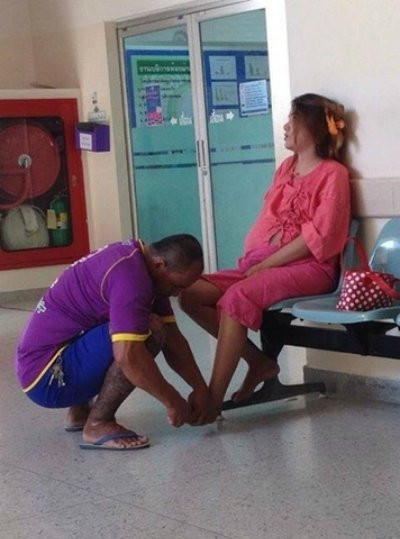 Sinh con cực kỳ vất vả nên các chị em mong muốn sẽ được chồng nâng niu, ân cần hơn.