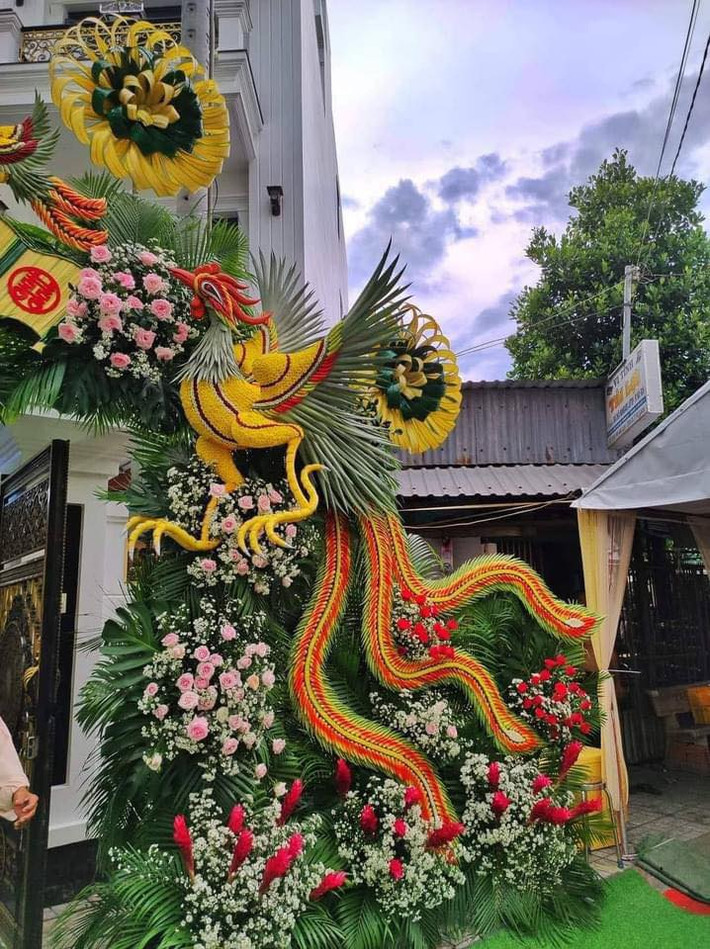 Anh Trần Văn Ngọt (34 tuổi, ngụ An Giang) sở hữu đội ngũ cung cấp dịch vụ làm cổng cưới có tiếng ở khắp các tỉnh thành miền Tây. Bắt đầu với muôn vàn khó khăn, nhưng nhờ cái tâm và sự kiên trì, dịch vụ thiết kế cổng cưới của anh Ngọt dần được nhiều người biết đến và công nhận.