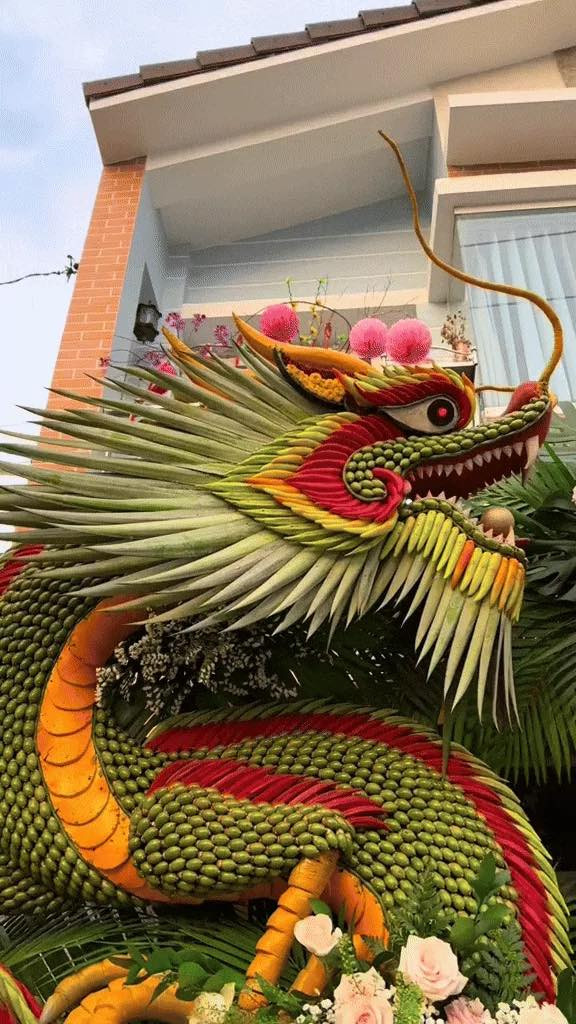 Hình long phụng thường xuất hiện trên cổng cưới. Chú rồng được tạo hình tỉ mỉ, vảy rồng được kết nên từ hàng trăm hàng nghìn quả cau.