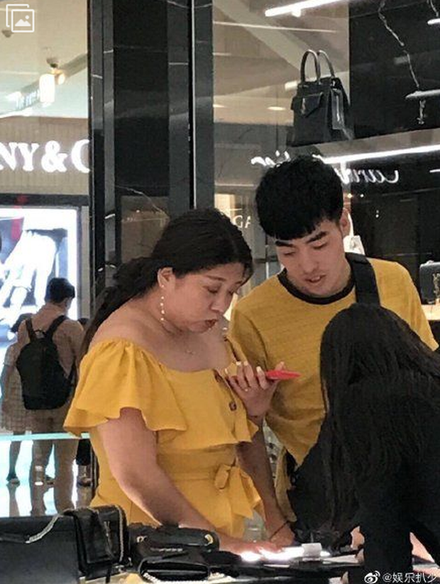 Trong một lần đi mua sắm cùng bạn trai, Nhị Lâm Lâm lọt vào ống kính của một người qua đường. Trong những bức ảnh này, hot girl của chúng ta không còn nữ thần khí chất, xinh đẹp mà thay vào đó là một cô gái trông y bà thím với thân hình mập mạp, gương mặt già nua.