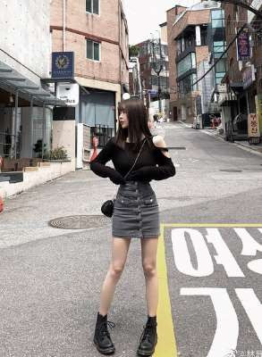 Cô nàng gây ấn tượng với giới trẻ bởi phong cách thời trang trẻ trung, cá tính và đa dạng. Lối ăn mặc phong phú, nhiều màu sắc của cô là hình mẫu học tập của nhiều bạn trẻ.