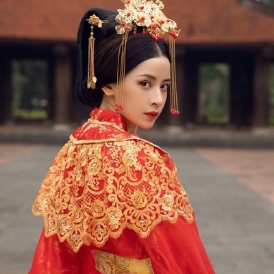 "Anh ơi ở lại" ngay từ khi ra mắt đã tạo nên được tiếng vang lớn bởi MV cổ trang đẹp như mơ, bài hát cũng được đánh giá là vừa với tông giọng của Chi Pu và giai điệu bắt tai. Câu hát "anh ơi anh ở lại" vô cùng da diết được giới trẻ yêu thích, dùng làm câu nói "thả thính" cực đỉnh.