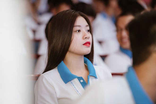 Mỗi khi nhắc đến thủ khoa, chắc hẳn nhiều người sẽ nghĩ đến những cô nàng, anh chàng đeo cặp kính dày cộp, lúc nào cũng chỉ chăm chăm việc học mà không để ý tới ngoại hình.