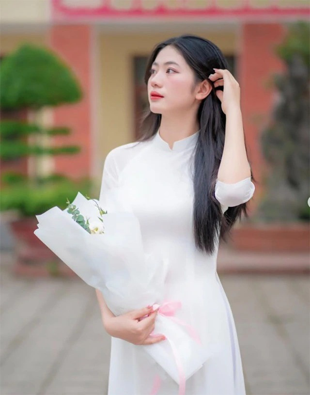 Hà Anh dễ gây thiện cảm với người nhìn bởi nước da trắng, mái tóc dài, vóc dáng mảnh mai.