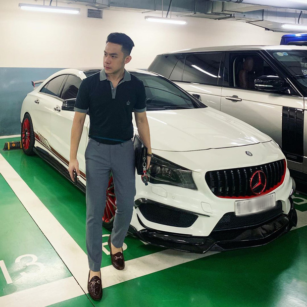 Chàng soái ca này còn có hẳn nhóm bạn thân với niềm đam mê sưu tầm xe sang, xe cổ nên thường chụp ảnh với nhiều chiếc xe đắt đỏ khác nhau.