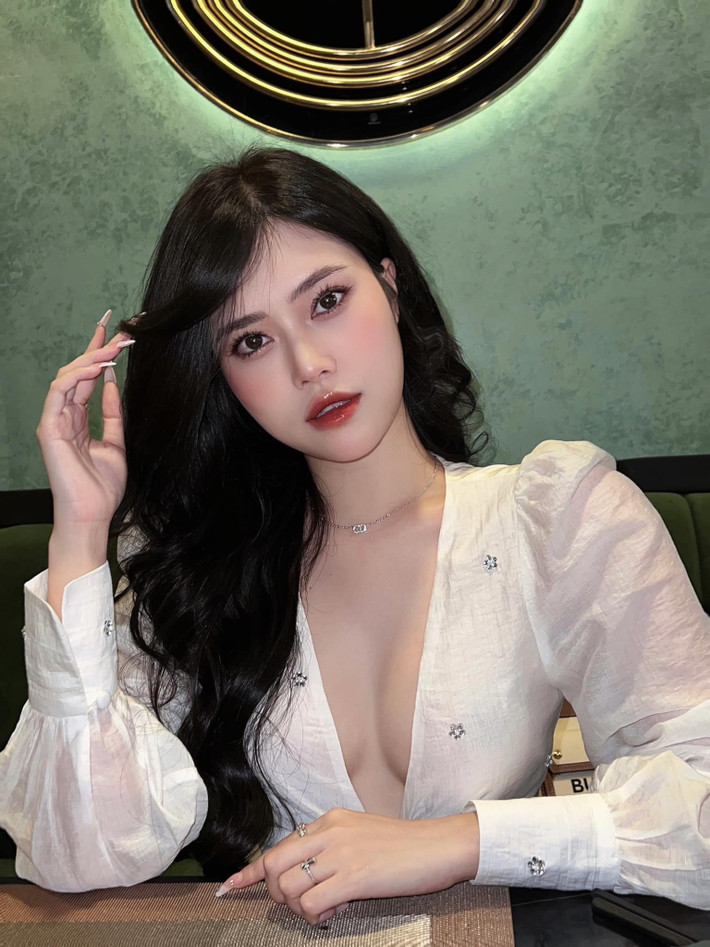Nhưng Thủy Tiên đã làm rất tốt công việc đó khiến nhiều phái mạnh phải kính nể. Hiện tại, cô nàng cũng đang quản lý một studio.