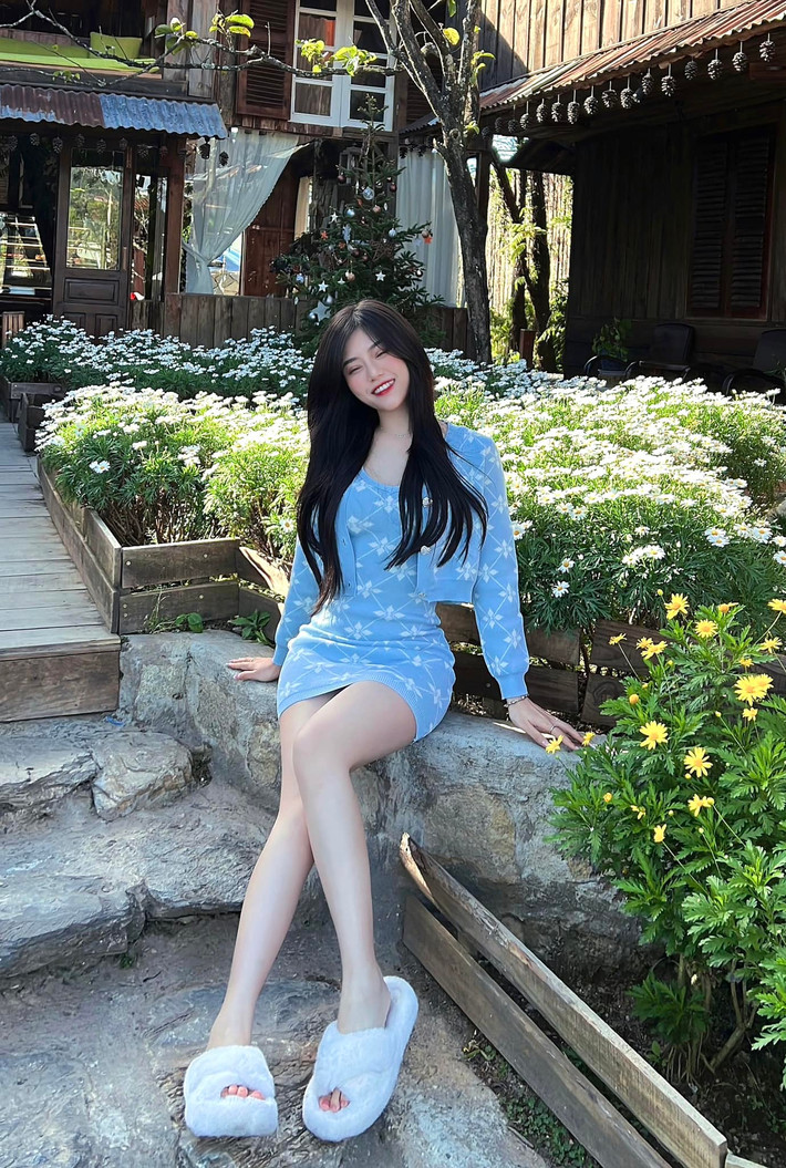 Nữ streamer Thuỷ Tiên khoe vòng một đầy đặn khiến fan hâm mộ phải "đứng ngồi không yên". Làn da trắng sáng cùng nụ cười rạng rỡ của cô nàng nhận được "cơn mưa" lời khen từ fan hâm mộ.