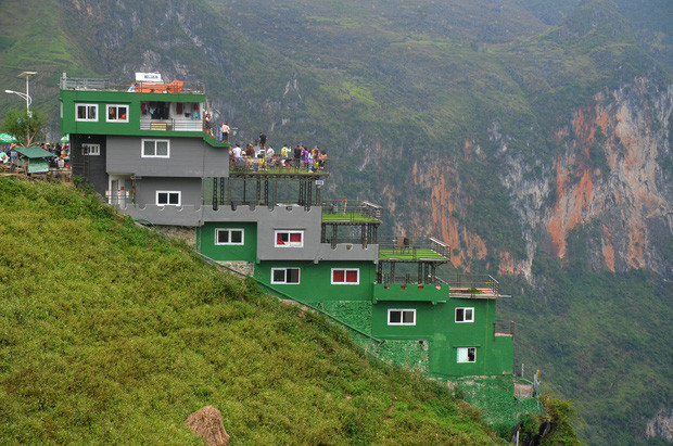 Tuy nhiên, thay vì dỡ bỏ như đề xuất, mới đây bà chủ khách sạn Mã Pì Lèng Panorama đã cho công nhân phủ sơn xanh toàn bộ tòa nhà.
