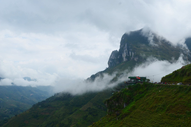  Mã Pì Lèng Panorama nằm ngay trên hẻm vực Tu Sản. Nơi đây là tổ hợp khách sạn, nhà hàng và quán cafe nằm thoải theo sườn đèo, có 5 ban công lớn.